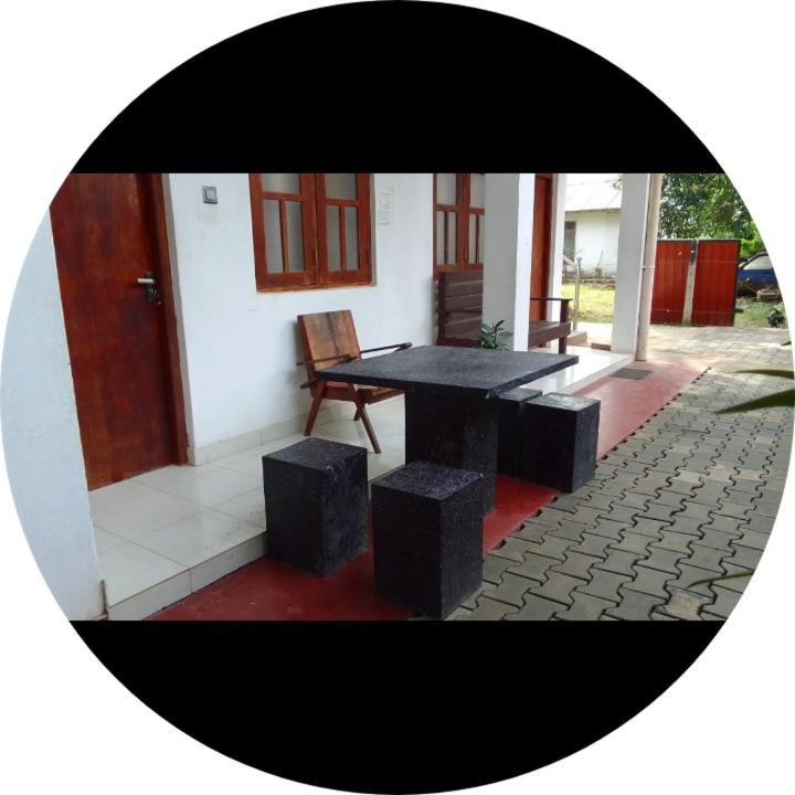 Dinesh Guest House Kataragama Exterior foto